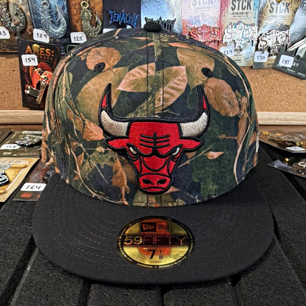 Exclusive New Era 59FIFTY Chicago Bulls Camo Fitted Cap Hat Black/Red NBA 7 1/8